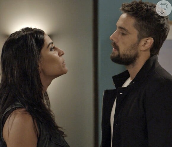 Desconfiado de estar sendo traído, César (Rafael Cardoso) vai até a pousada em que Carol (Maria Joana) está hospedada para questioná-la, na novela 'Sol Nascente'