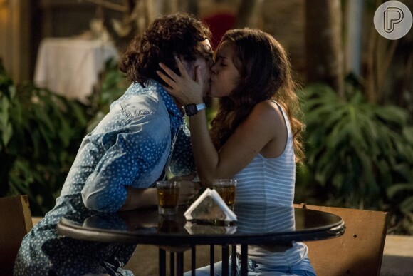 Após flagrar JF (Maicon Rodrigues) beijando outra mulher, Luana (Joana Borges) surpreende Nicolau (Danilo Mesquita) um beijo na boca, na novela 'Rock Story'