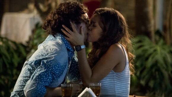 Novela 'Rock Story': Luana flagra traição de JF e surpreende Nicolau com beijo