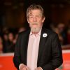 O ator britânico John Hurt, da saga 'Harry Potter' e 'Alien', morreu no dia 27 de janeiro de 2017, aos 77 anos, devido a complicações no intestino causadas por um câncer. Ele foi indicado ao Oscar de Melhor Ator por 'O Homem Elefante' e de Melhor Ator Coadjuvante por 'O Expresso da Meia-Noite'