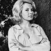 Bond-girl do filme '007 Contra a Chantagem Atômica', de 1965, Molly Peters faleceu aos 75 anos em 31 de maio de 2017. A atriz ficou conhecida por ser a primeira Bond-girl a ficar nua nos longas do agente James Bond