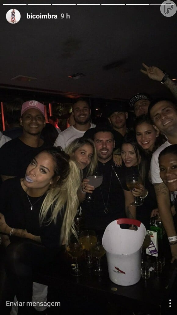 Neymar comemorou seu aniversário de 25 anos com a namorada, Bruna Marquezine, a irmã, Rafaella Santos, e amigos