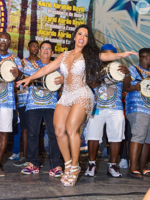 Preparação de Raissa de Oliveira, rainha de bateria da Beija-Flor, para o carnaval envolve muita malhação, aulas de luta e pilates