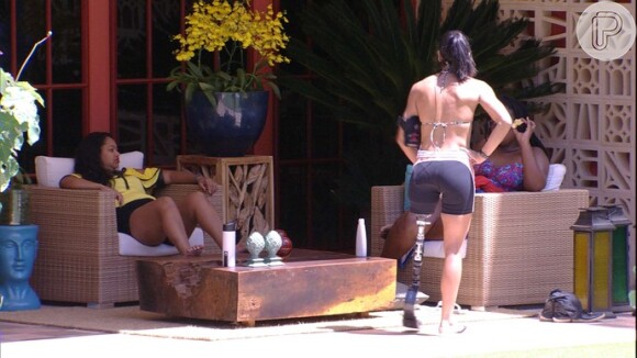 Marinalva encontrou Roberta e Elis na parte externa da casa do BBB17 e se disse envergonhada após contar sobre sonho erótico com Pedro