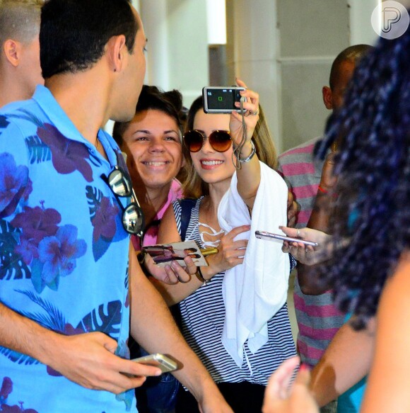 Sandy posa para selfie com fã em aeroporto no Rio