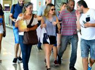 Sandy, depois de gravar com Tatá Werneck, é tietada por fãs em aeroporto. Fotos!