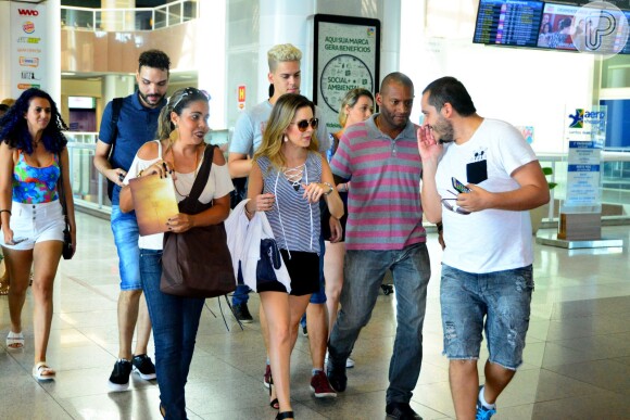 Sandy, depois de gravar com Tatá Werneck, é tietada por fãs em aeroporto no Rio nesta quarta-feira
