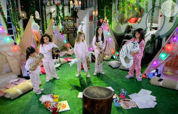 Dulce Maria (Lorena Queiroz) convida quatro meninas para participarem de sua festa do pijama na casa Gustavo (Carlo Porto), no capítulo que vai ao ar sexta-feira, dia 24 de fevereiro de 2017, na novela 'Carinha de Anjo'