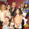 Xuxa Meneghel posa com fãs mirins ao inaugurar a Casa X no Rio