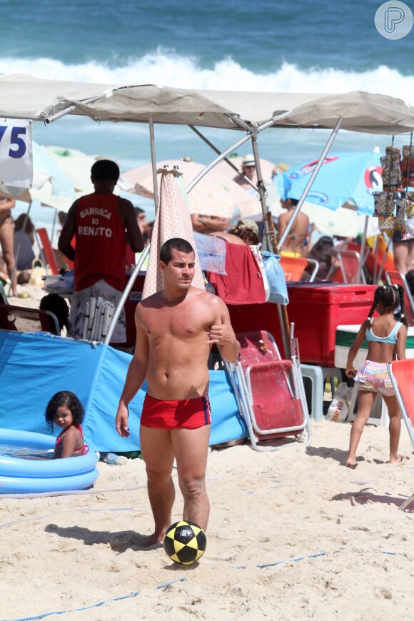 Thiago Martins é adpto de esportes ao ar livre e é constantemente flagrado jogando futevôlei no Rio de Janeiro