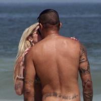 Bárbara Evans assume namoro com jogador do Corinthians em praia carioca