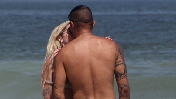 Bárbara Evans assume namoro com jogador do Corinthians em praia carioca