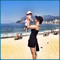Guilhermina Guinle mostra ótima forma em passeio na praia com a filha, Minna
