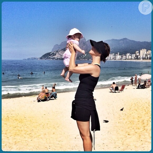 Guilhermina Guinle levou a filha, Mina, para passear na praia do Arpoador, Zona Sul do Rio de Janeiro, na manhã desta terça-feira, 11 de fevereiro de 2014