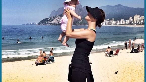 Guilhermina Guinle mostra ótima forma em passeio na praia com a filha, Minna