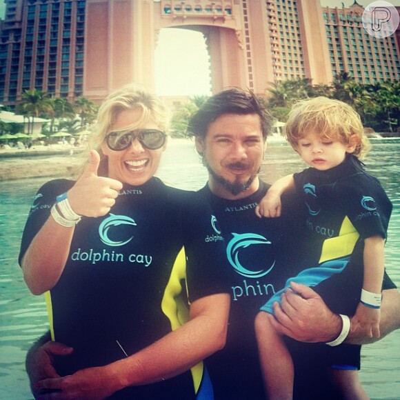Adriane Galisteu posa com o marido, Alexandro Iódice, e o filho, Vittorio, em parque aquático no Caribe