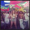 Jennifer Lopez divulga foto dos bastidores da gravação de 'We Are One', clipe da música da Copa do Mundo de 2014