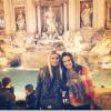 Kyra Gracie posa com amiga na Fontana di Trevi, em Roma, na Itália