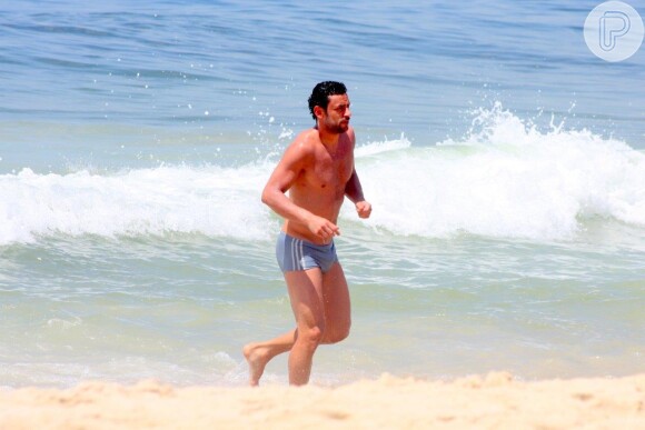 O jogador mostrou a boa forma ao mergulhar na praia do Leblon, no Rio de Janeiro
