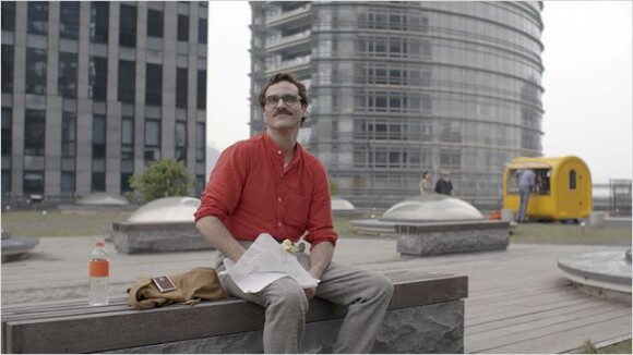 Joaquin Phoenix vive um escritor solitário e recém-separado em 'Ela'