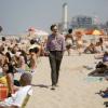 Joaquin Phoenix caminha na praia em uma cena do filme 'Ela'