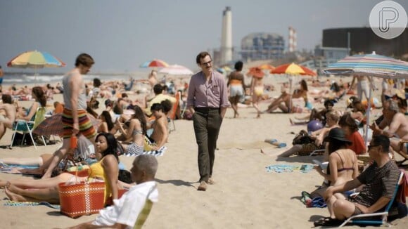 Joaquin Phoenix caminha na praia em uma cena do filme 'Ela'