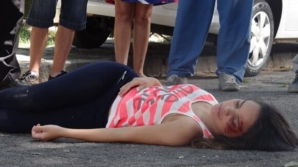 'Em Família': Gorete (Carol Macedo) é atropelada por um ônibus; veja fotos