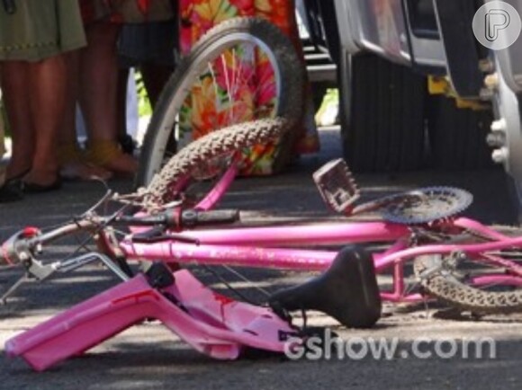 A bicicleta de Gorete (Carol Macedo) fica toda torta após o atropelamento, na novela 'Em Família'