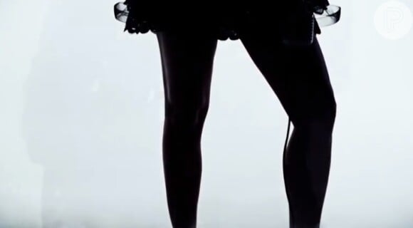 Luiza Possi mostra sensualidade em clipe intimista gravado com Lulu Santos