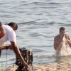 José Loreto grava comercial dentro do mar na praia do Arporador, Zona Sul do Rio de Janeiro