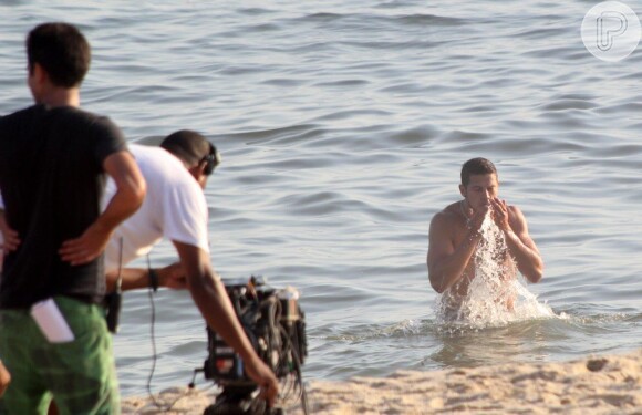 José Loreto grava comercial dentro do mar na praia do Arporador, Zona Sul do Rio de Janeiro