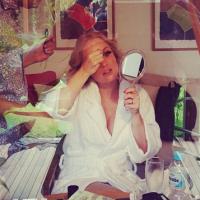 Luciano Huck posta foto de Angélica se maquiando só de roupão antes de gravação