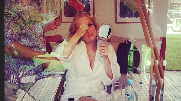 Luciano Huck posta foto de Angélica se maquiando só de roupão antes de gravação