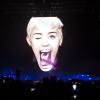 Miley Cyrus escorrega de sua própria língua na Bangerz Tour