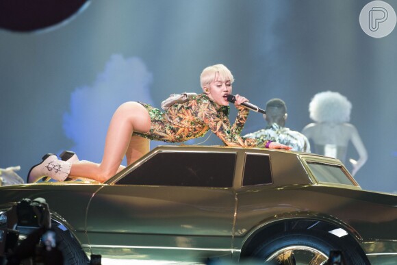 Miley Cyrus estreou a Bangerz Tour em Vancouver, no Canadá, em 14 de fevereiro de 2014