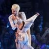 Miley Cyrus dança com uma anã na Bangerz Tour