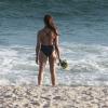 A atriz foi fotografada de maiô na praia e mostrou que está com o corpo em dia