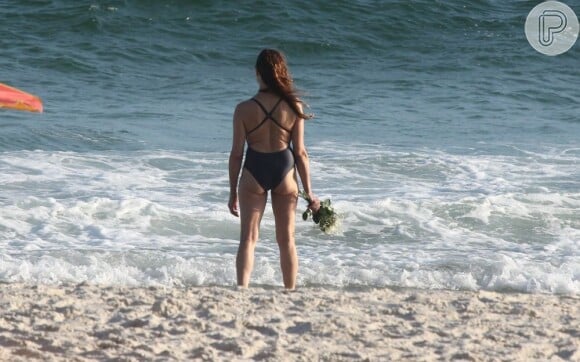 A atriz foi fotografada de maiô na praia e mostrou que está com o corpo em dia