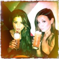 Selena Gomez publica foto com bebida após deixar clínica de reabilitação