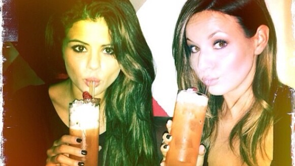Selena Gomez publica foto com bebida após deixar clínica de reabilitação
