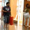 André Marques aparece bem mais magro durante passeio em shopping do Rio