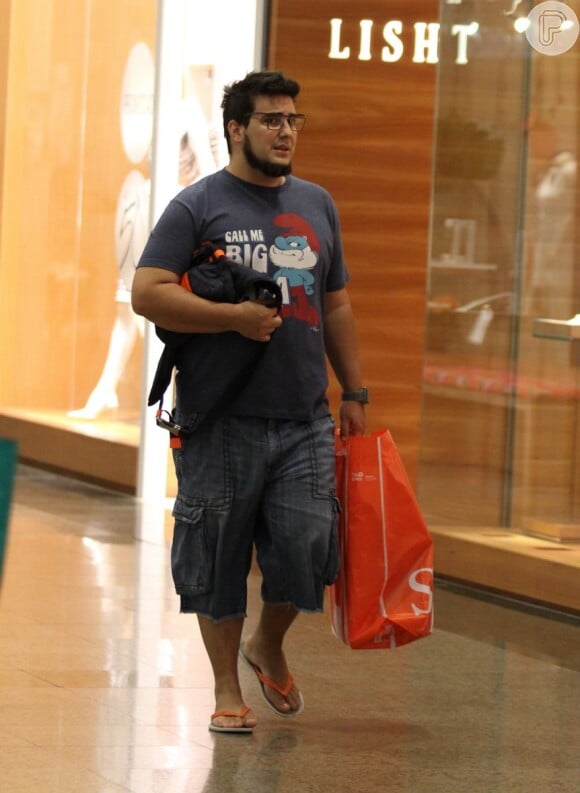 André Marques vai a shopping e apresenta silhueta mais fina; apresentador perdeu 20 quilos após cirurgia de redução de peso