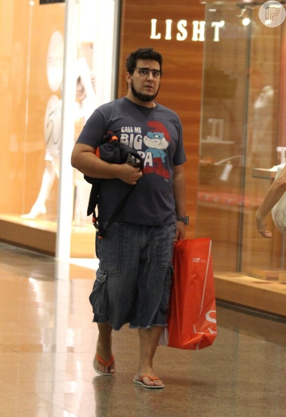 André Marques é clicado em shopping e já mostra resultado de dieta; apresentador perdeu 20 quilos