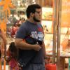 André Marques aparece bem mais magro durante passeio em shopping do Rio
