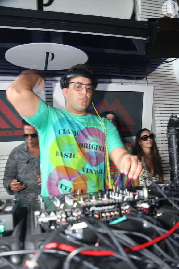 André Marques se apresentou como DJ na festa de 10 anos da boate Privilége e deixou a pista cheia até as 10h da manhã