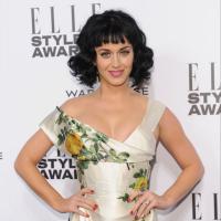 Katy Perry é eleita Mulher do Ano em evento de moda e exibe novo visual