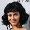 Katy Perry exibe seu novo visual, agora com os cabelos curtinhos, além de franjinha