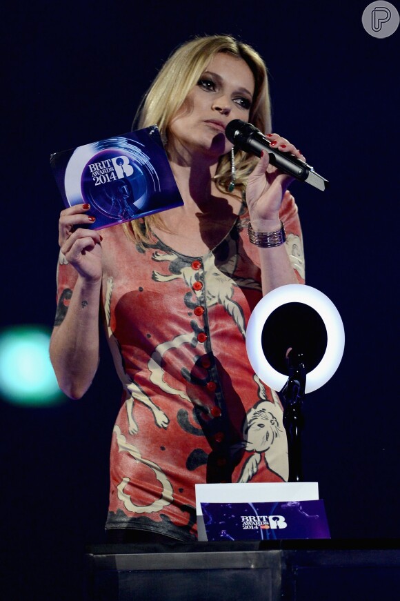 Kate Moss recebe prêmio por David Bowie no BRIT Awards 2014, realizado em Londres na noite desta quarta-feira, 19 de fevereiro de 2014