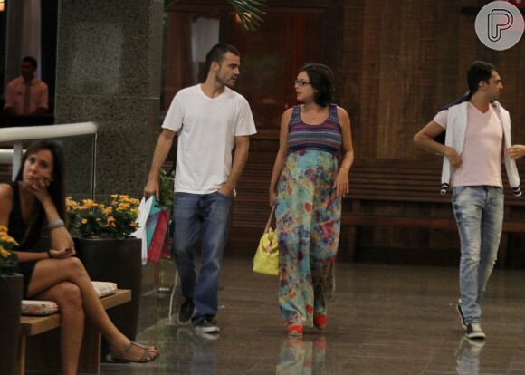 Regiane Alves caminha no shopping com o marido, João Gomez