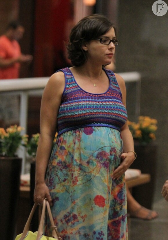 Regiane Alves passeia com o marido, João Gomez, em shopping do Rio de Janeiro, em 19 de fevereiro de 2014